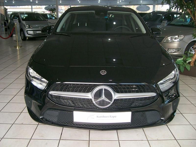 Schwarz Gebraucht 2021 Mercedes 180 Limousine | 23.500 € (Teuer) - Bild 1/4