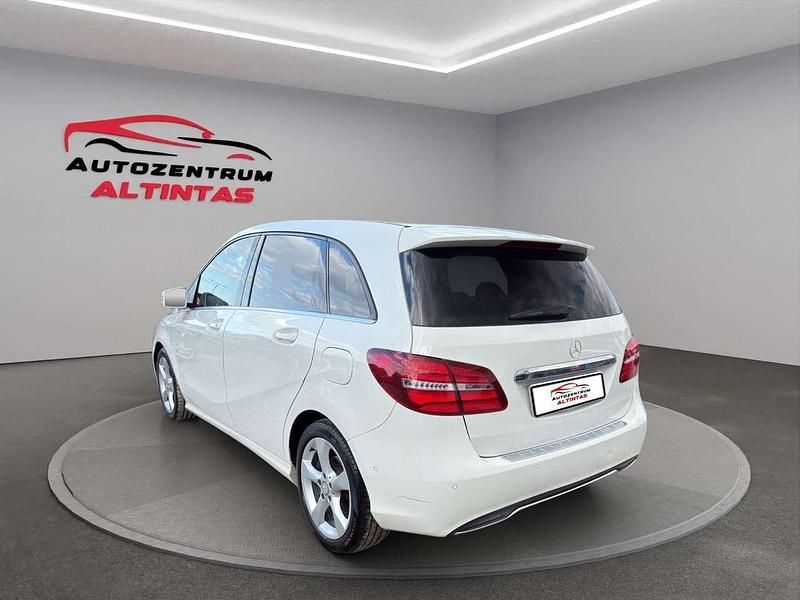 Gebraucht Mercedes B180 Style 122 PS (89 kW) 2016 Weiß Van / Kleinbus