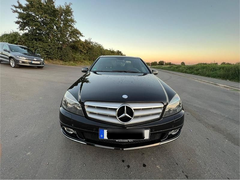 Schwarz Gebraucht 2010 Mercedes C350 Limousine | 14.300 € - Bild 1/4