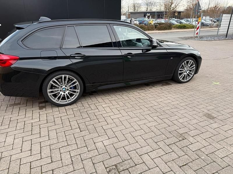 Schwarz Gebraucht 2017 BMW 335 M Sport Kombi | 16.800 € (Fairer Preis) - Bild 1/4