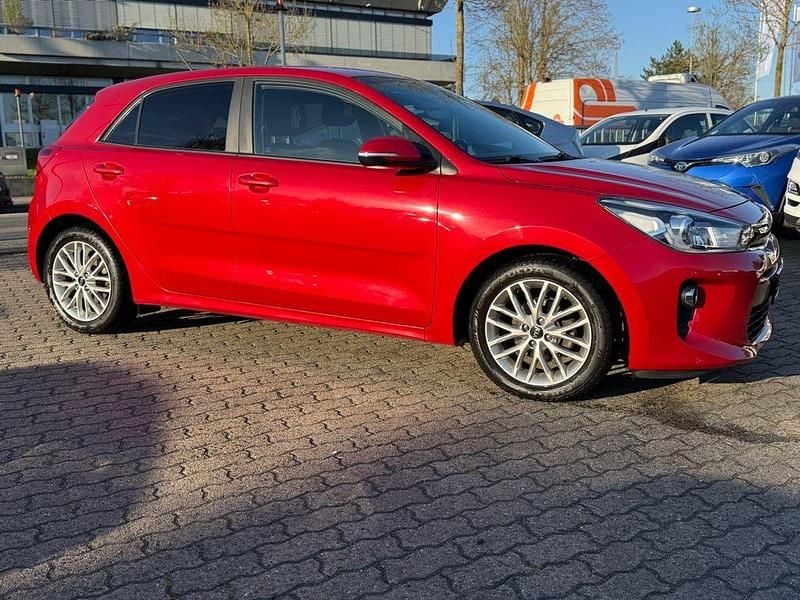 Gebraucht Kia Rio DREAM-TEAM Edition 84 PS (61 kW) 2017 Rot Limousine