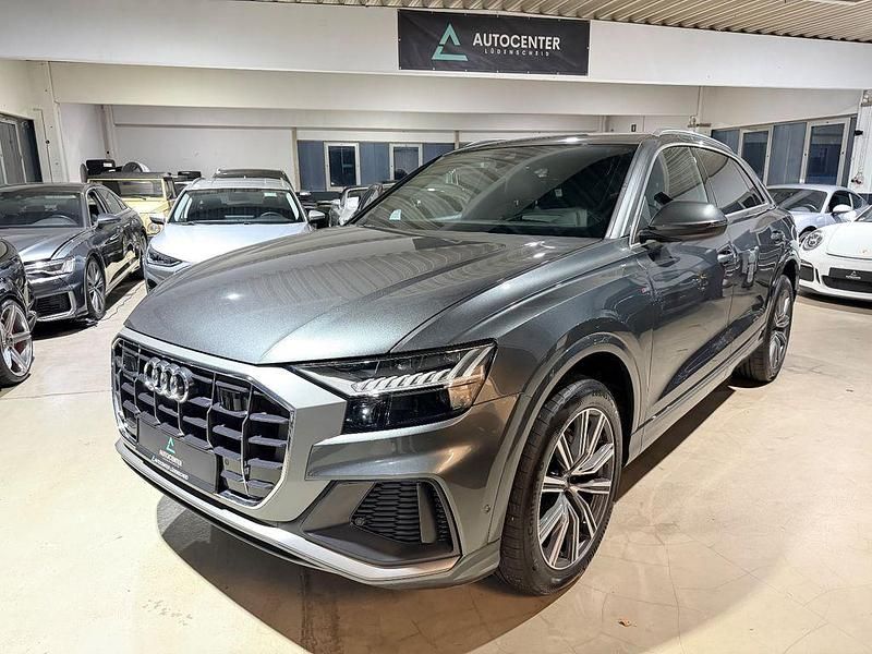 Grau Gebraucht 2022 Audi Q8 S-Line SUV | 52.990 € - Bild 1/4