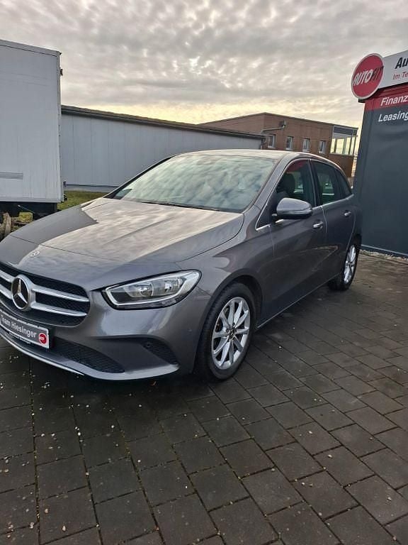 Grau Gebraucht 2019 Mercedes 180 Style Limousine | 18.990 € (Guter Preis) - Bild 1/4