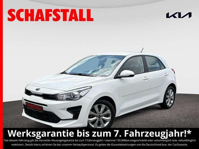 Weiss ((ud) schneeweiss) Gebraucht 2021 Kia Rio Vision Limousine | 13.449 € (Fairer Preis) - Bild 1/3