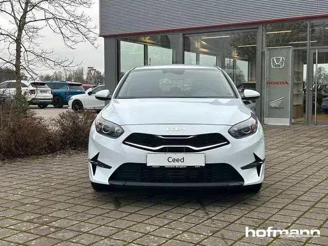 Gebraucht Kia Ceed Vision 101 PS (74 kW) 2024 Carraraweiss Kleinwagen