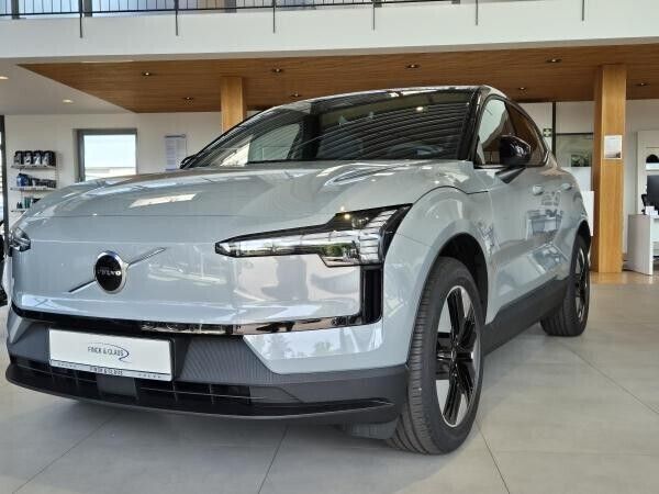Grau (vapour grey) Neu 2025 Volvo EX30 Plus SUV | 50.040 € (Teuer) - Bild 1/4