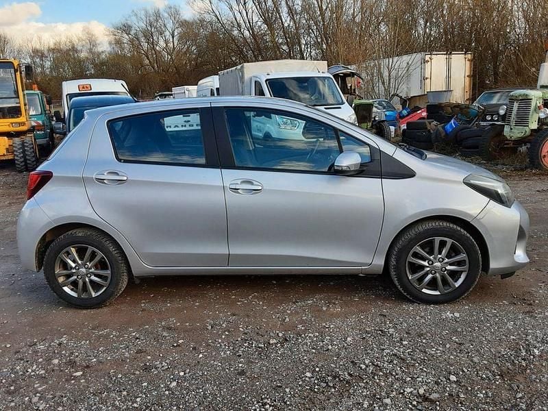 Gebraucht Toyota Yaris 99 PS (72 kW) 2015 Silber Kleinwagen