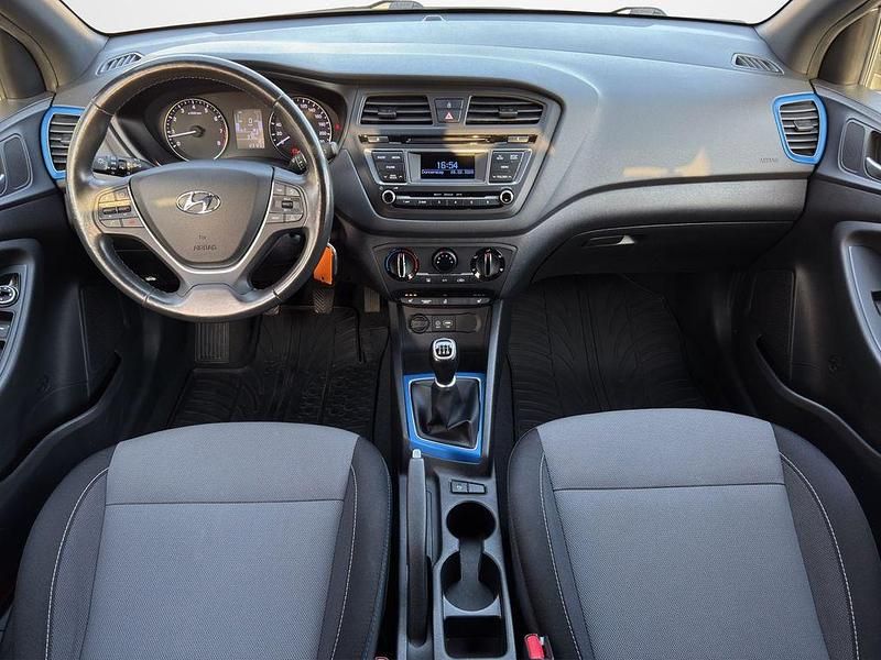 Gebraucht Hyundai i20 Passion 84 PS (61 kW) 2016 Schwarz Limousine