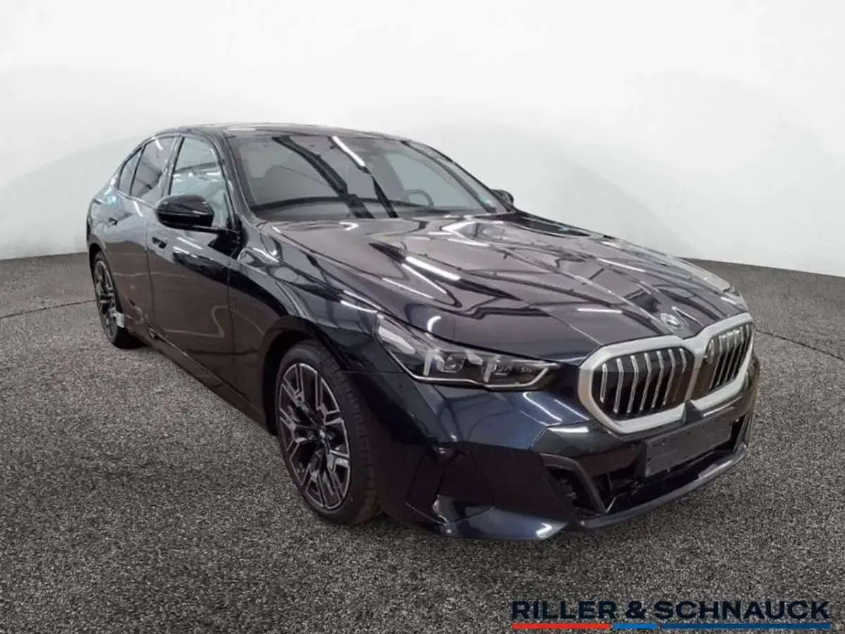 Gebraucht BMW 520 M Sport 197 PS (144 kW) 2025 Carbonschwarz Limousine