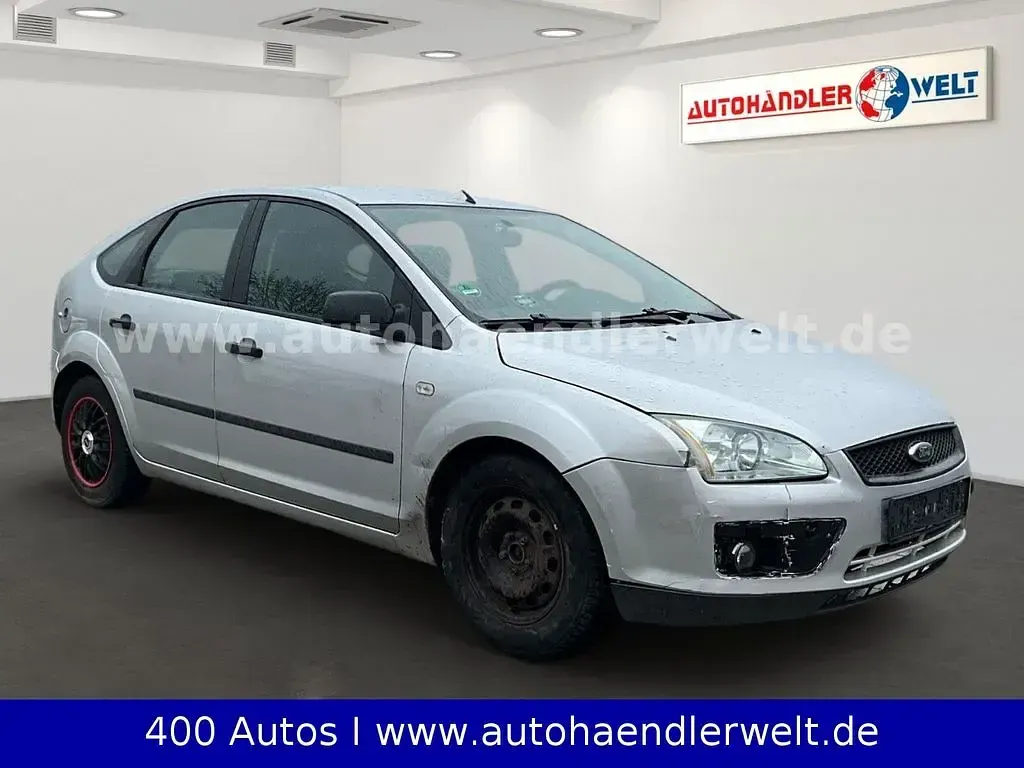 Usado Ford Focus Trend 80 CV (58 kW) 2005 Plateado Berlina
