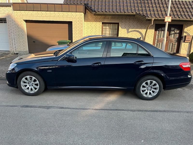 Gebraucht Mercedes E220 170 PS (125 kW) 2009 Blau Limousine