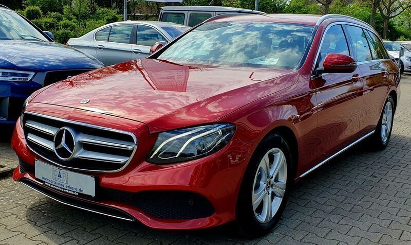 Hyazinth rot designo Gebraucht 2017 Mercedes E200 Avantgarde Kombi | 26.510 € (Fairer Preis) - Bild 1/4