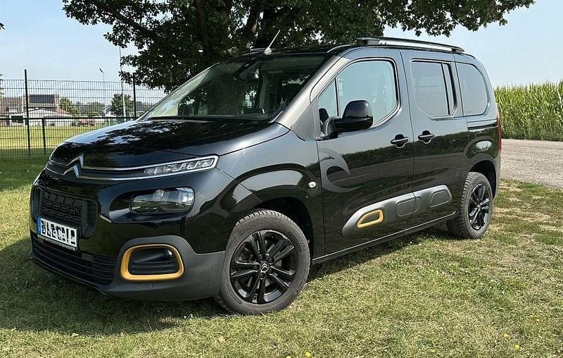 Schwarz Gebraucht 2021 Citroën Berlingo Rip Curl Van / Kleinbus | 17.990 € (Superpreis) - Bild 1/4