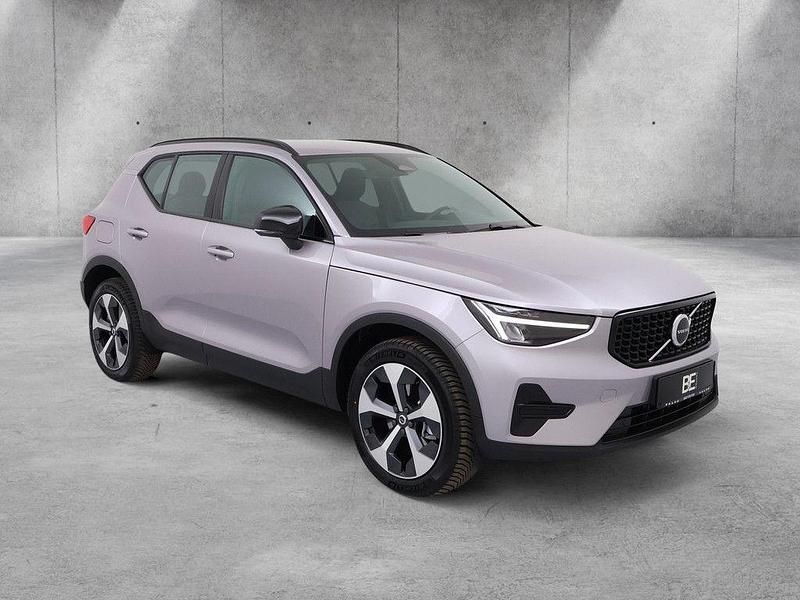 Neu Volvo XC40 Plus 163 PS (119 kW) 2025 Silber SUV
