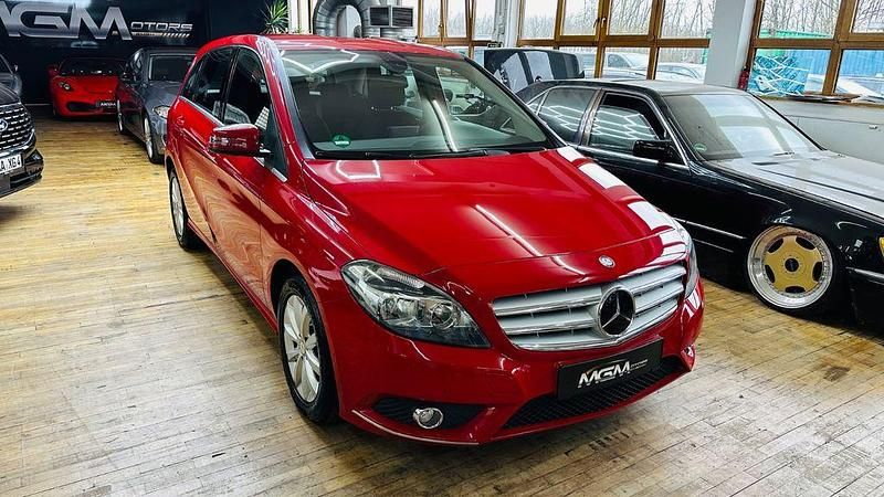 Gebraucht Mercedes B200 156 PS (114 kW) 2014 Rot Van / Kleinbus