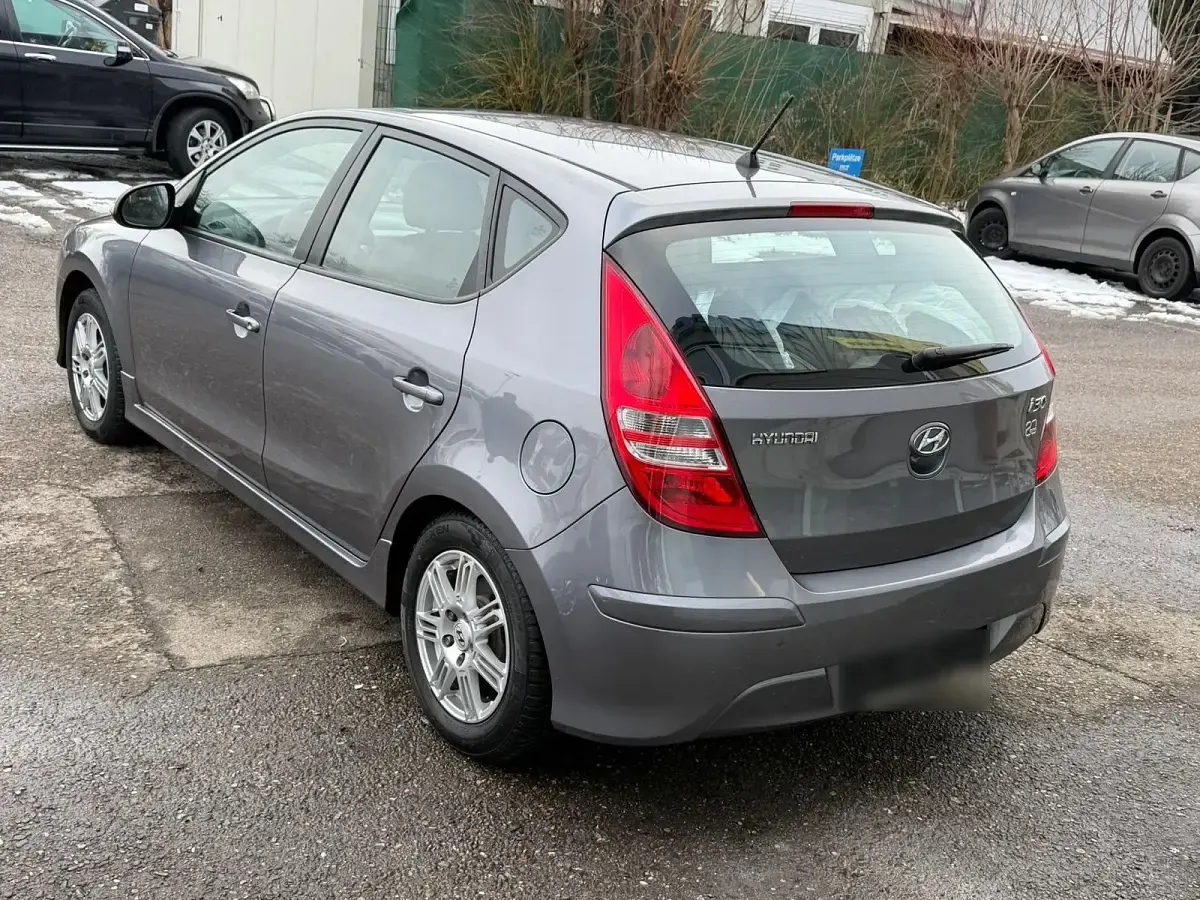 Gebraucht Hyundai i30 Intro Edition 105 PS (77 kW) 2011 Grau Kombi