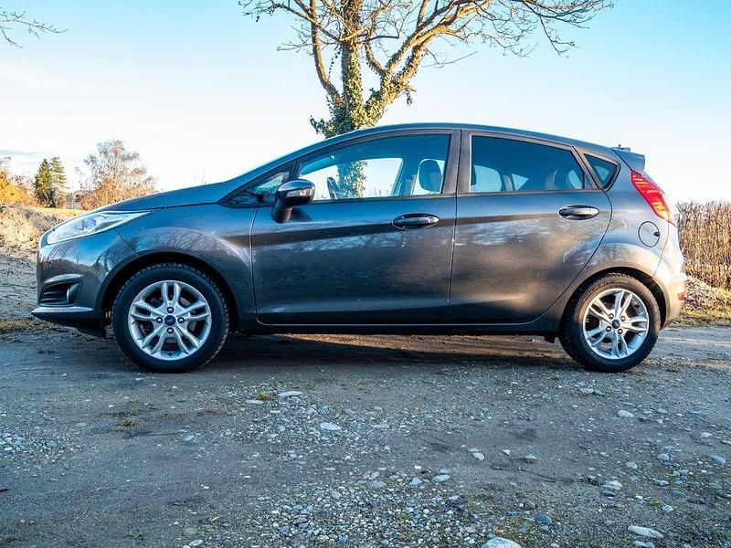 Gebraucht Ford Fiesta Celebration 82 PS (60 kW) 2016 Grau Limousine