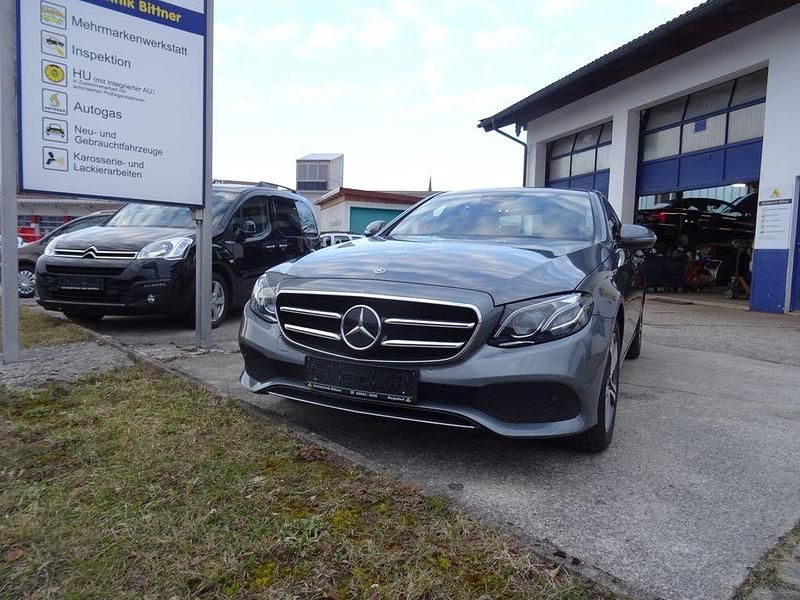 Gebraucht Mercedes E220 Avantgarde 194 PS (142 kW) 2019 Grau Limousine