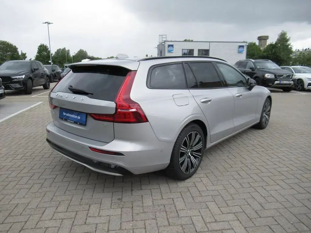 Gebraucht Volvo V60 Plus 197 PS (144 kW) 2025 Silver dawn Kombi