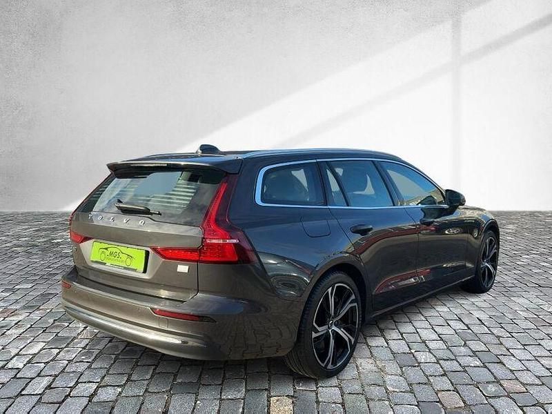 Gebraucht Volvo V60 Ultimate 456 PS (335 kW) 2022 Platinum grey metallic (metallic) Kombi
