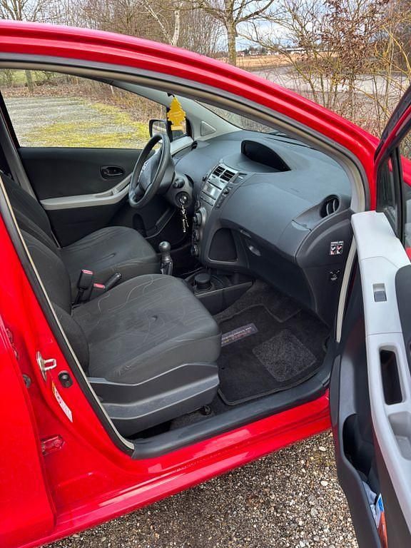 Gebraucht Toyota Yaris 69 PS (50 kW) 2010 Rot Kleinwagen
