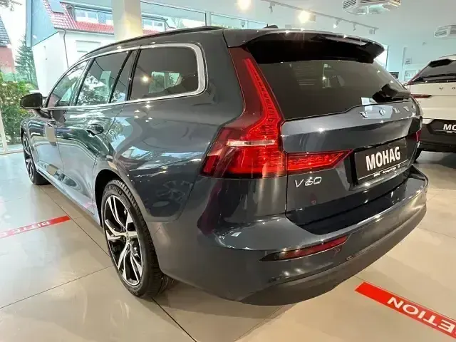 Gebraucht Volvo V60 Core 197 PS (144 kW) 2024 Blau Kombi
