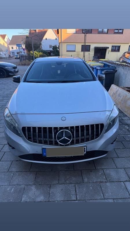 Gebraucht Mercedes A180 122 PS (89 kW) 2014 Grau Kleinwagen