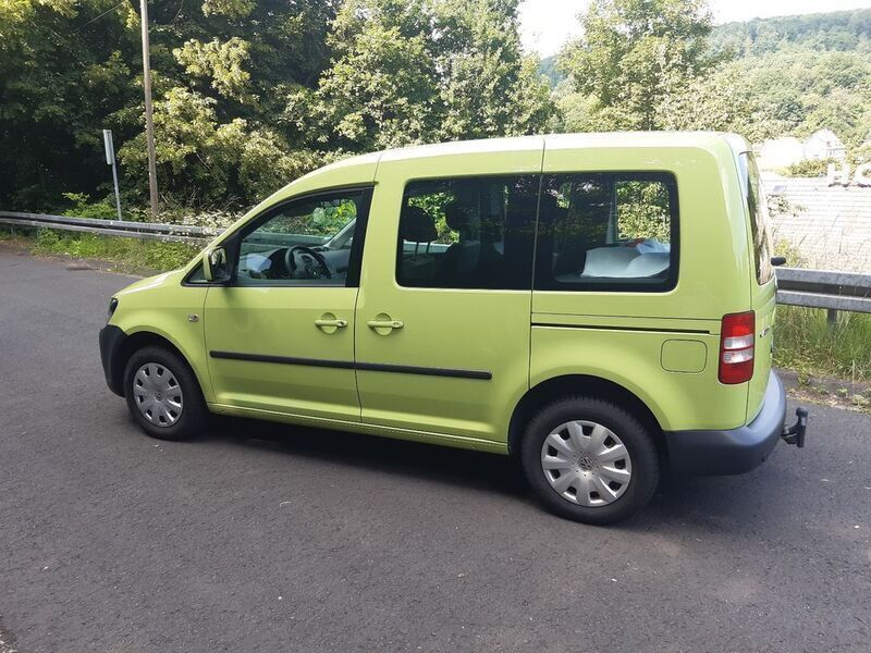 Grün Gebraucht 2011 VW Caddy Trendline Van / Kleinbus | 14.875 € - Bild 1/4
