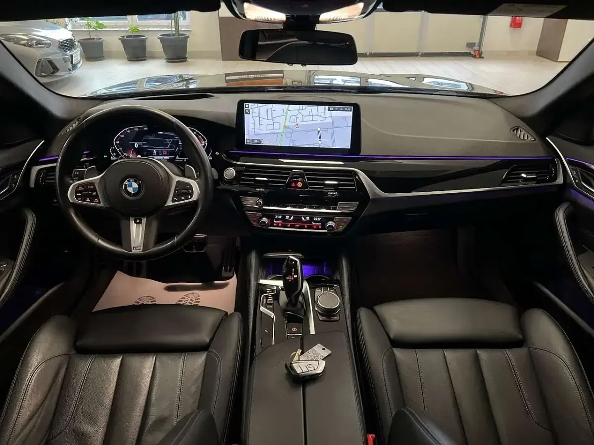 Gebraucht BMW 520 M Sport 190 PS (139 kW) 2021 Saphirschwarz Kombi