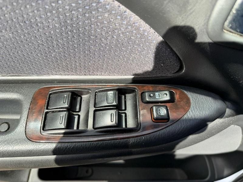 Gebraucht Toyota Avensis 150 PS (110 kW) 2001 Silber Limousine