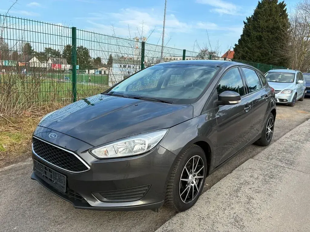 Gebraucht Ford Focus Trend 101 PS (74 kW) 2015 Grau Limousine
