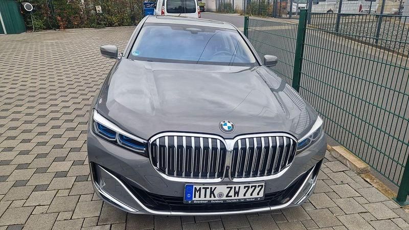 Grau Gebraucht 2021 BMW 745e Limousine | 56.500 € (Fairer Preis) - Bild 1/4