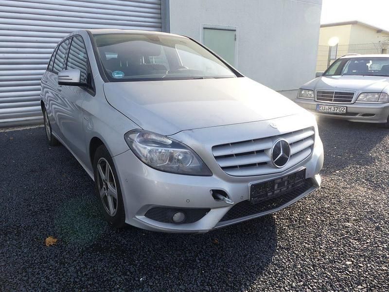 Gebraucht Mercedes B200 136 PS (100 kW) 2012 Silber Van / Kleinbus