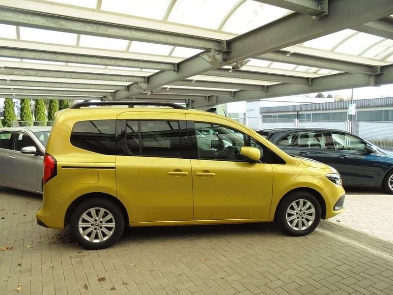 Limonitgelb Gebraucht 2022 Mercedes 180 Limousine | 22.900 € (Fairer Preis) - Bild 1/4