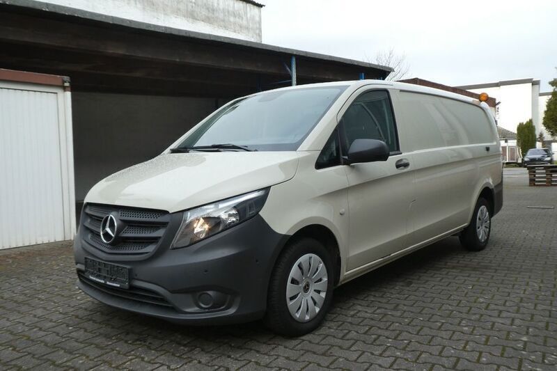 Grau Gebraucht 2019 Mercedes Vito Van / Kleinbus | 11.900 € (Guter Preis) - Bild 1/4
