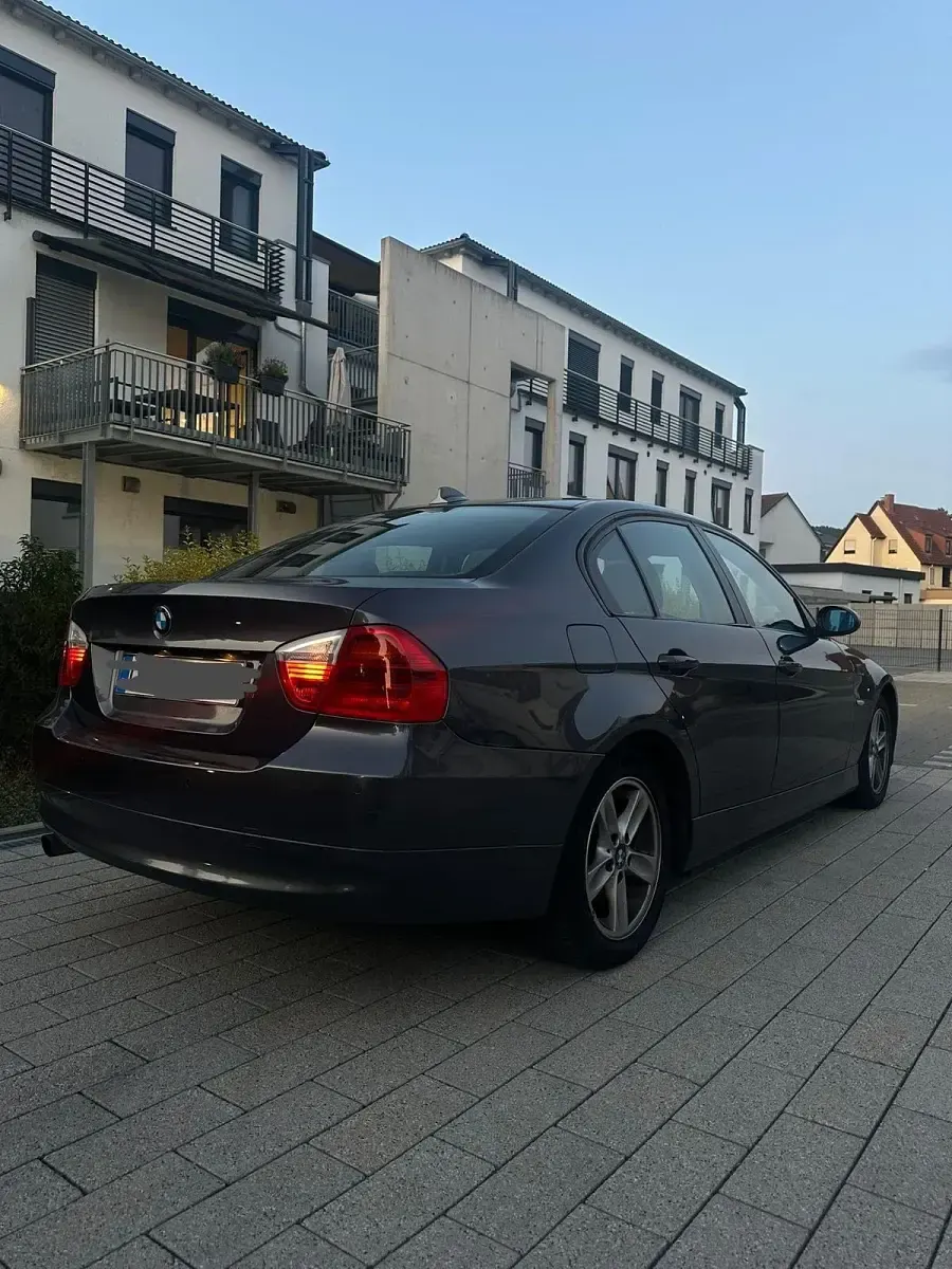 Gebraucht BMW 320 150 PS (110 kW) 2007 Grau Limousine
