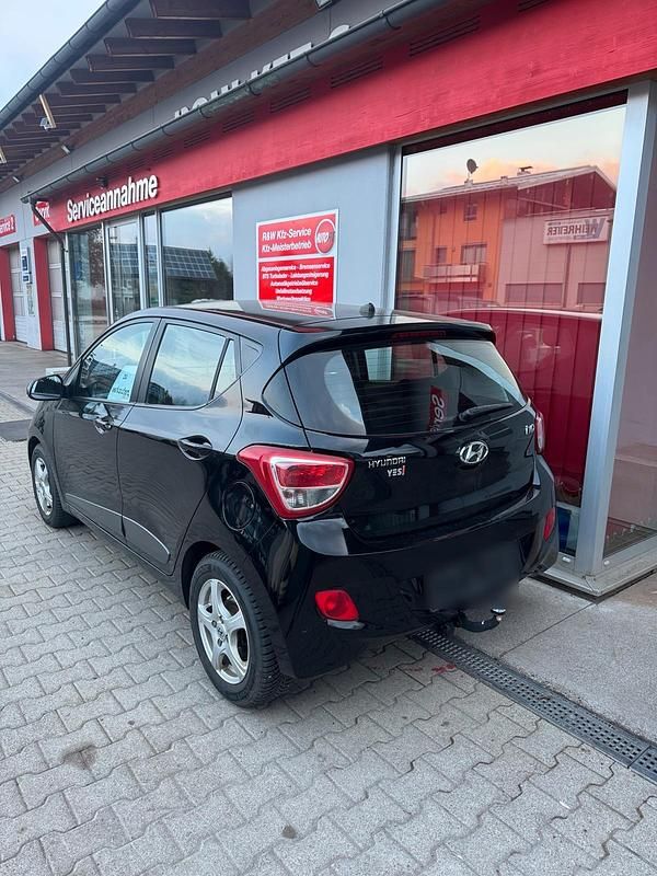 Gebraucht Hyundai i10 66 PS (48 kW) 2015 Schwarz Kleinwagen