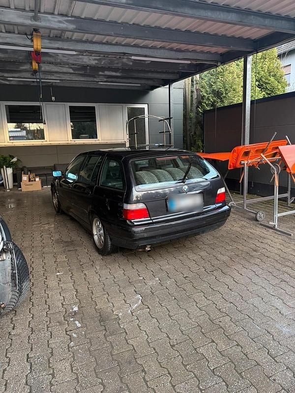 Gebraucht BMW 318 116 PS (85 kW) 1999 Schwarz Kombi