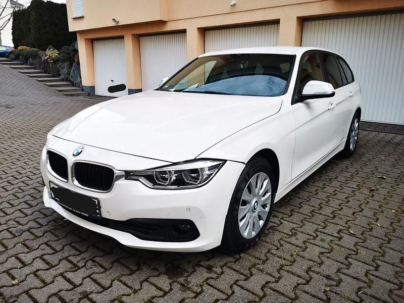 Weiß Gebraucht 2017 BMW 318 Sport Line Kombi | 11.900 € (Superpreis) - Bild 1/4