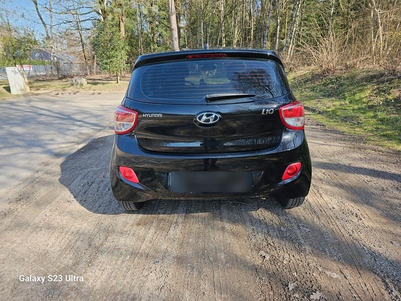 Gebraucht Hyundai i10 Classic 67 PS (49 kW) 2015 Schwarz Kleinwagen