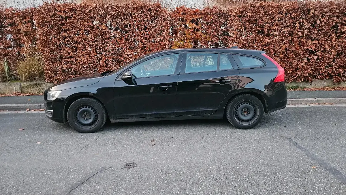 Gebraucht Volvo V60 190 PS (139 kW) 2016 Schwarz Kombi
