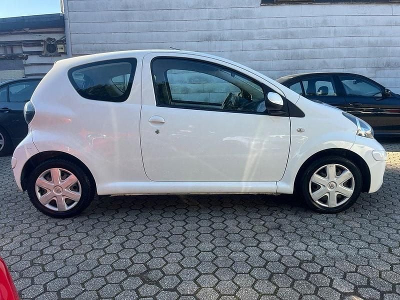 Gebraucht Toyota Aygo Cool 68 PS (50 kW) 2011 Weiß Kleinwagen