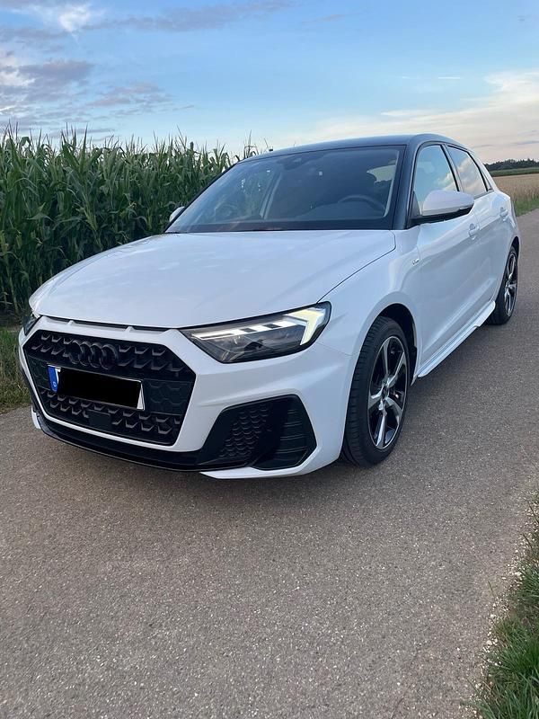 Weiß Gebraucht 2023 Audi A1 Sportback S-Line Kleinwagen | 26.300 € - Bild 1/4