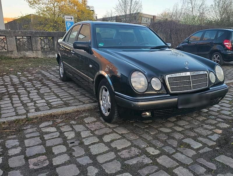 Gebraucht Mercedes E200 136 PS (100 kW) 1999 Schwarz Limousine
