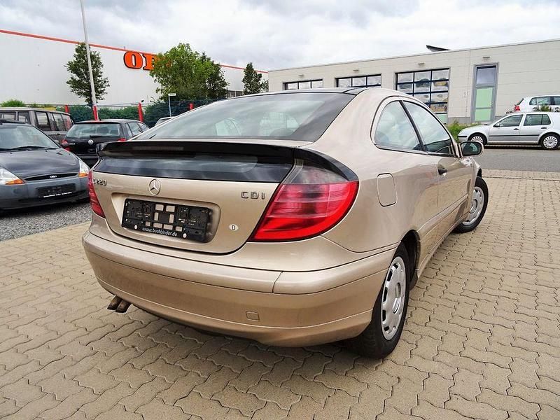 Gebraucht Mercedes C220 143 PS (105 kW) 2002 Beige Coupé