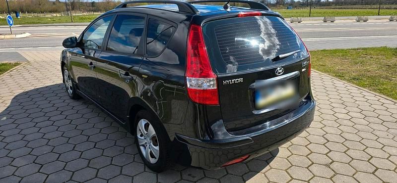 Gebraucht Hyundai i30 110 PS (80 kW) 2011 Schwarz Kombi