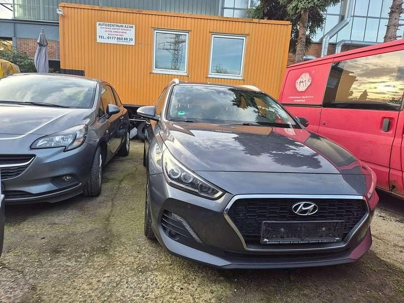 Gebraucht Hyundai i30 Select 116 PS (85 kW) 2019 Grau Kombi