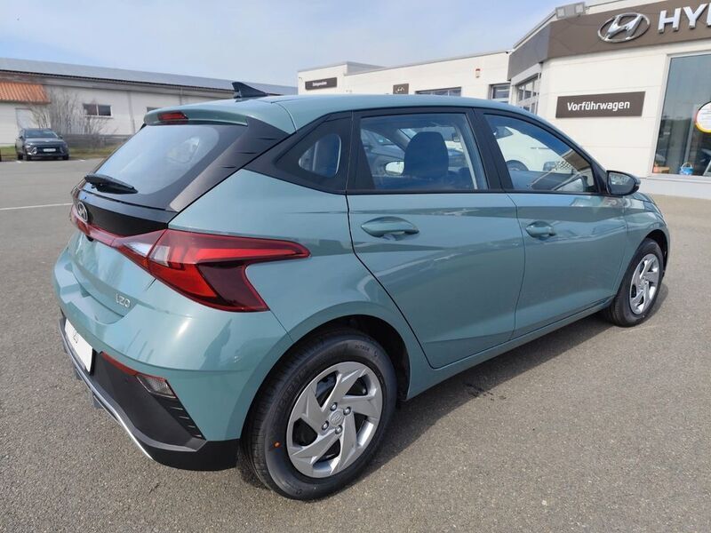 Gebraucht Hyundai i20 Select 79 PS (58 kW) 2025 Mangrove green Kleinwagen