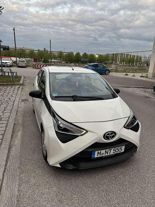 Weiß Gebraucht 2021 Toyota Aygo Kleinwagen | 5.400 € (Superpreis) - Bild 1/4