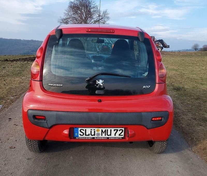 Gebraucht Peugeot 107 Active 68 PS (50 kW) 2012 Rot Kleinwagen